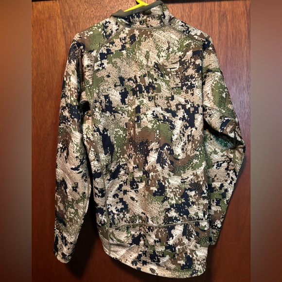 Sitka Men's 1/4 zip pullover. Sub alpine camo. Base layer size large - Picture 2 of 3